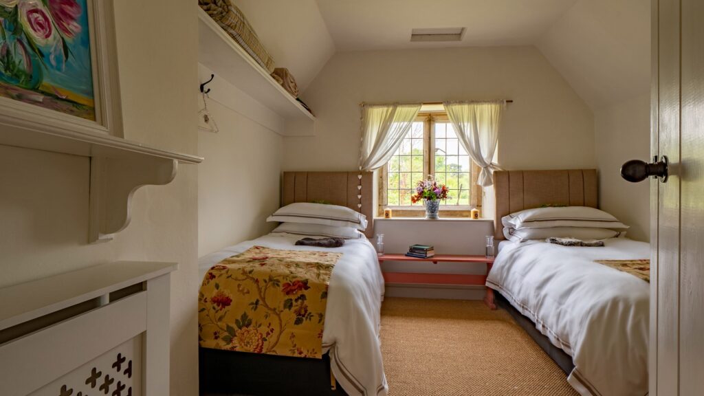 Brookside Lodge cottage twin bedroom 1