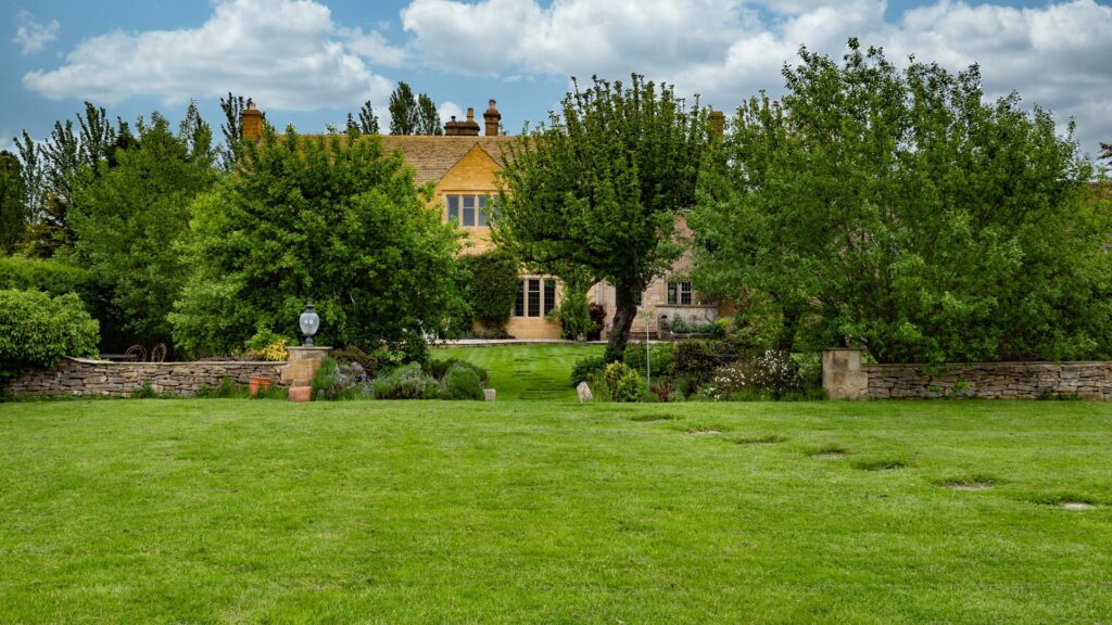 Brookside Lodge lawned garden